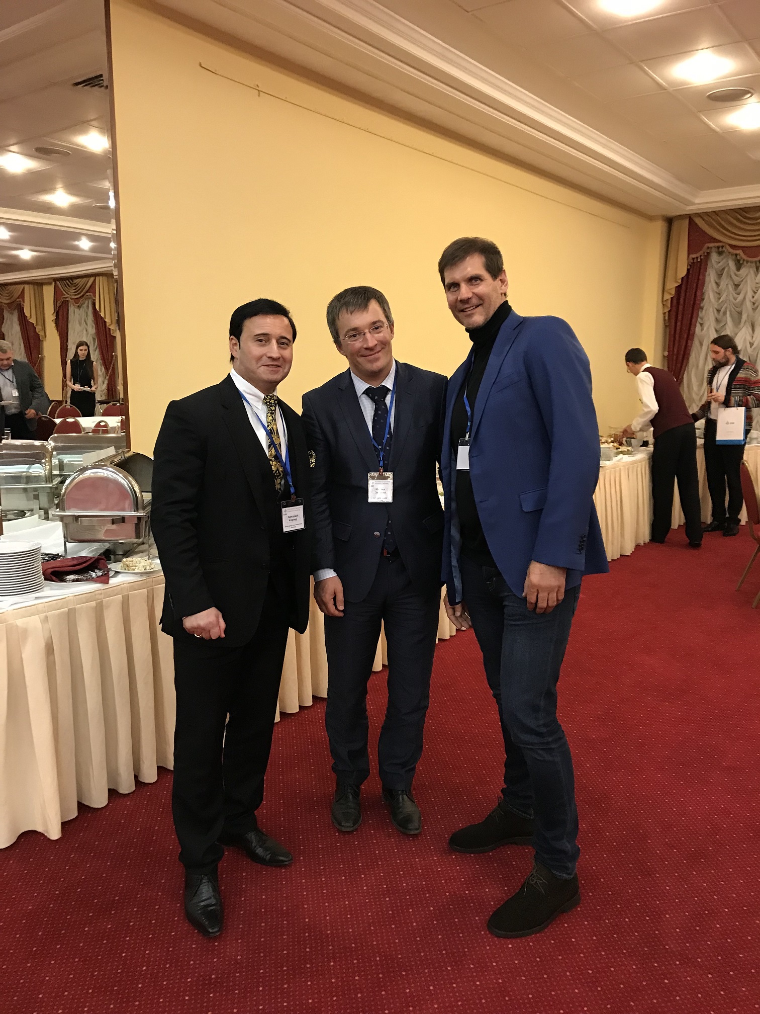 Председатель правления АСБК Аркадий Кернер с звездой мирового хоккея Алексеем Яшиным и управляющем партнером Amond & Smith Михаилом Зимяниным